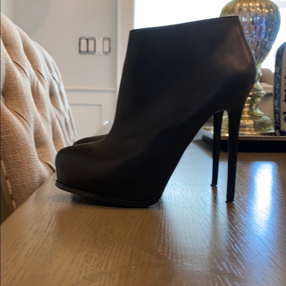 Aldo Black Ankle Boots with Sleek Design